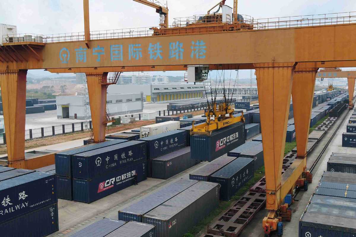 Сделка с RCEP вступает в силу, поскольку первый грузовой поезд отправляется во Вьетнам