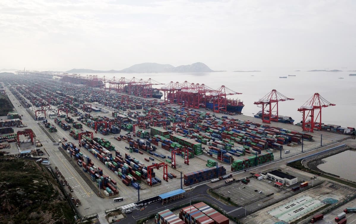 Шанхайский порт продолжает занимать первое место в мире по контейнерообороту